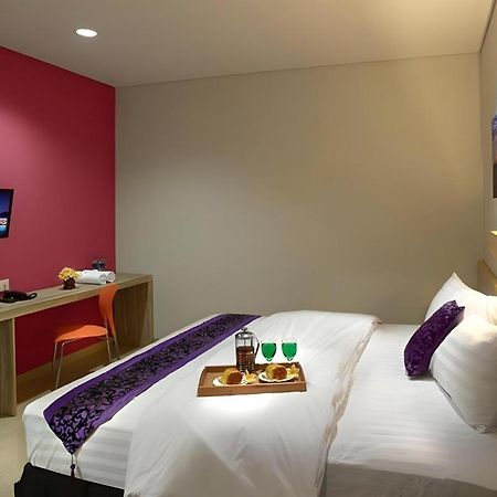 Life Puri Hotel Surabaya Gubeng Kültér fotó