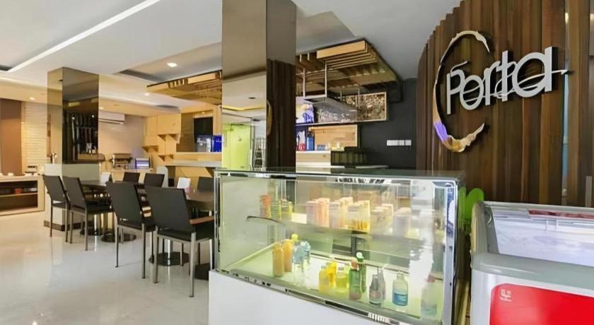 Life Puri Hotel Surabaya Gubeng Kültér fotó