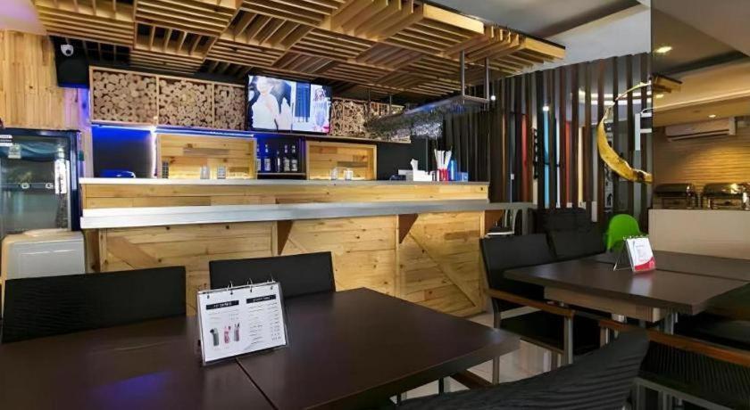Life Puri Hotel Surabaya Gubeng Kültér fotó