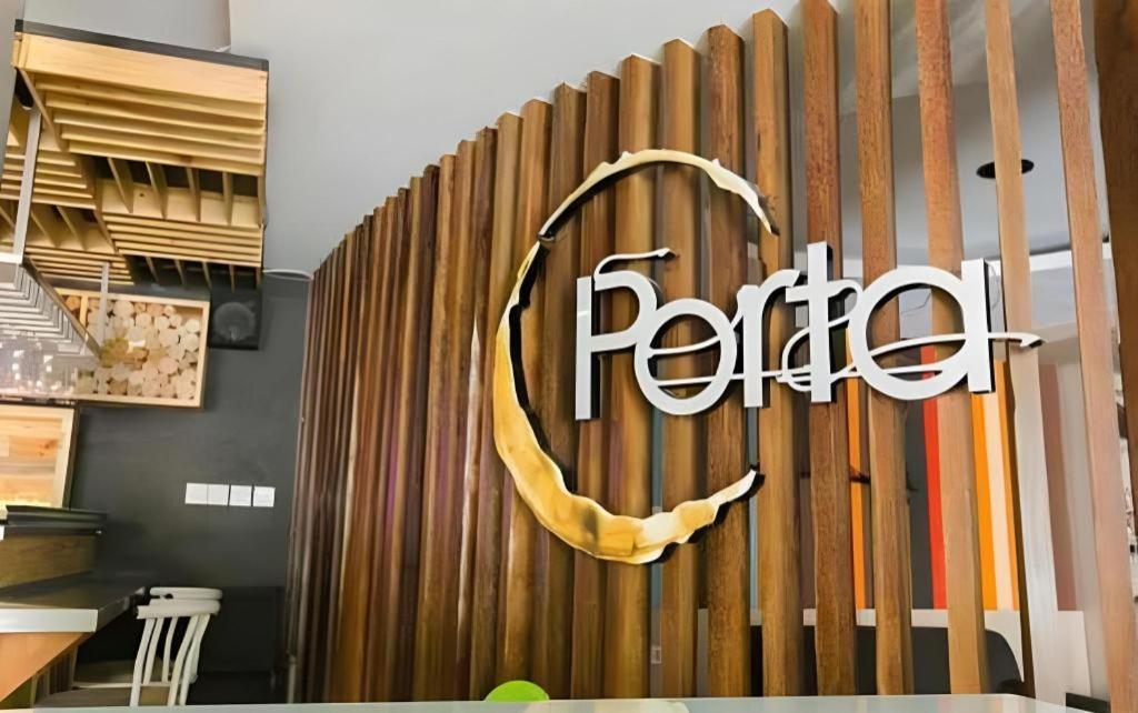 Life Puri Hotel Surabaya Gubeng Kültér fotó